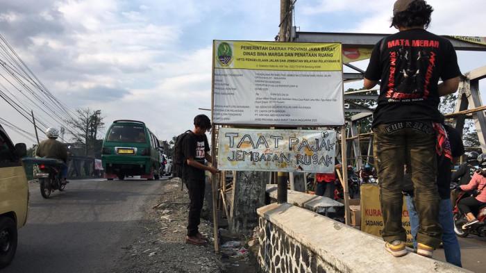 AKSI DI JEMBATAN - Sekelompok masyarakat yang tergabung dalam Gerakan Masyarakat Kabupaten Bandung (GEMA) menggelar aksi mimbar bebas di jembatan Dayeuhkolot, Kecamatan Dayeuhkolot.