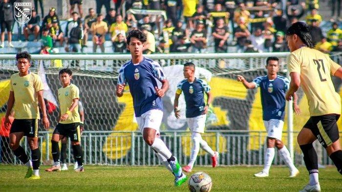 Aksi para pemain Persikab pada laga uji coba melawan Gresik United di Stadion Gelora Joko Samudro, Gresik.
