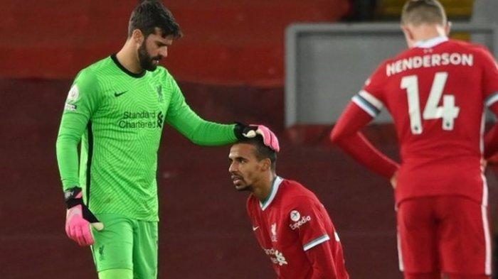 Bek Liverpool, Joel Matip, tampak kesakitan saat tampil pada laga kontra West Bromwich Albion, Minggu (27/12/2020) malam WIB.