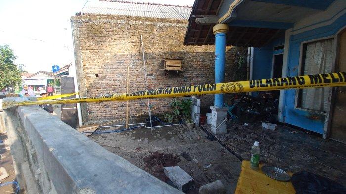 Rumah tempat kejadian anak bacok ayah kandungnya di Kampung Badak Putih RT 04 RW 09 Kelurahan/Kecamatan Palabuhanratu, Kabupaten Sukabumi sudah dipasang police line, Minggu (10/9/2023)