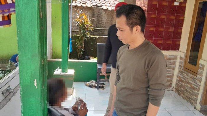 Saiful Bahri atau Om Zein saat mendatangi anak kecanduan menghirup bensin di Desa Ciwareng, Kecamatan Babakancikao, Kabupaten Purwakarta, Jawa Barat, Selasa (25/7/2023).