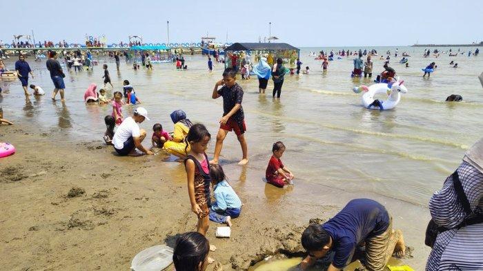 Anak-anak menikmati liburan sambil bermain pasir di Pantai Balongan Indah atau Pantai Bali Indramayu, Minggu (24/12/2023).