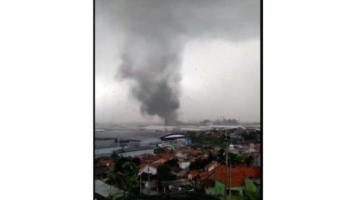 Fenomena angin puting beliung menimpa sejumlah wilayah di Jawa Barat, khususnya Sumedang hingga Kabupaten Bandung pada Rabu (21/2/2024) sore.