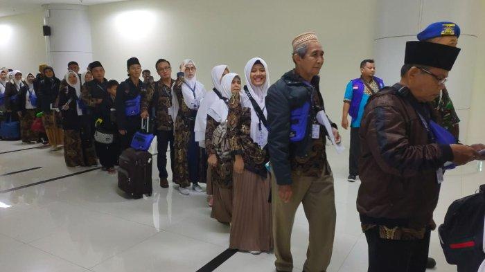 ILUSTRASI - Antrean Calon Jemaah Umrah di Bandara Kertajati Majalengka