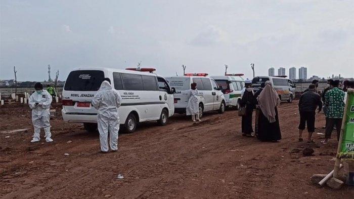 Antrean mobil jenazah mengular di pemakaman khusus Covid-19 TPU Rorotan, Cilincing, Jakarta Utara, Kamis (17/6/2021) siang.