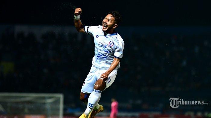 Pemain Arema FC Gian Zola merayakan gol saat melawan Persikabo dalam laga lanjutan Grup D Piala Presiden 2022 di Stadion Kanjuruhan, Kabupaten Malang, Minggu (19/6/2022). Arema berhasil mengalahkan Persikabo dengan skor 1-0. SURYA/PURWANTO