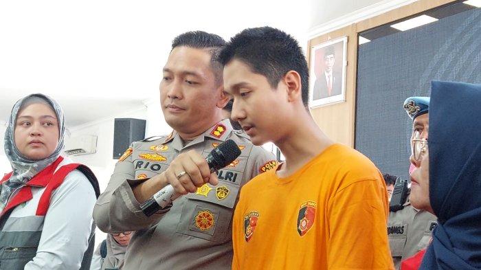 Armor Toreador tersangka tindak KDRT terhadap selebgram Cut Nabila saat mengakui perbuatannya di Polres Bogor, Cibinong Jawa Barat, Rabu (14/8/2024).