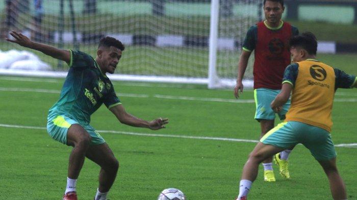 MENGHINDAR : Pemain Persib Bandung Ricky Kambuaya (kiri) berusaha menghindar dari kawalan Arsan Makarin saat mengikuti latihan di Satdion Siliwangi, Bandung, Senin (7/11).(TRIBUN JABAR/DENI DENASWARA)