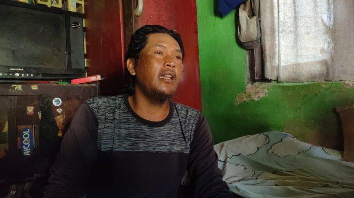 Ajat Supriadi Ketua RT 4 Kampung Gunungsari Bedeng, Kelurahan Pekiringan, Kecamatan Kesambi, Kota Cirebon. Salah satu warga Ajat, bocah 13 tahun bernama Arya Randi Pratama mengalami depresi setelah hp miliknya dijual oleh ibunya, Siti Anita (38).