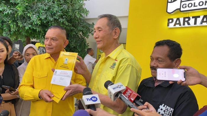 Jusuf Hamka saat menerima surat instruksi maju jadi Calon Gubernur Jakarta. Surat intruksi itu diberikan langsung Sekjen DPP Partai Golkar, Lodewijk F Paulus kepada Jusuf Hamka di kantor DPP Golkar, Slipi, Jakarta Barat, Kamis (18/7/2024).
