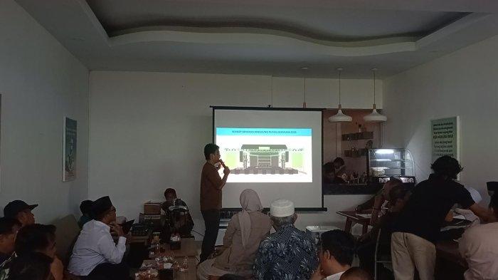 BAND HINDIA DITOLAK DI TASIK - Promotor ruang bermusik Rizki Ginanjar Saputra ketika memberikan keterangan soal konsep acara di hadapan ormas Islam dan unsur forkopimda Kota Tasikmalaya.