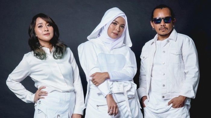 Chua, Tantri, dan Cella di band Kotak.
