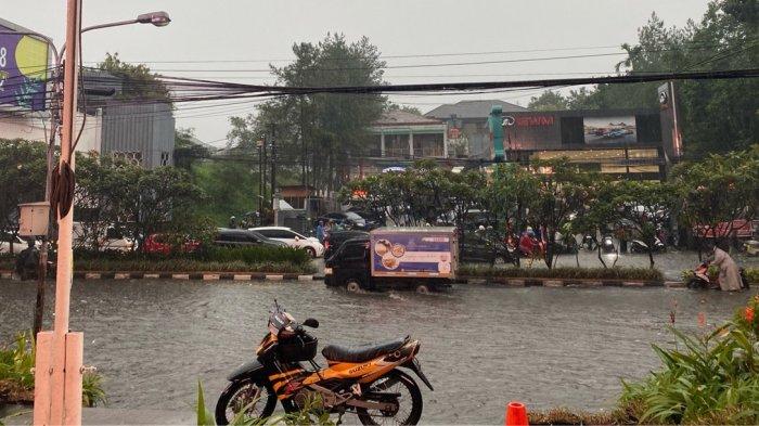 Kondisi Jalan Pasteur atau Jalan Djundjunan setelah hujan deras pada Jumat 24 Januari 2025 sore.
