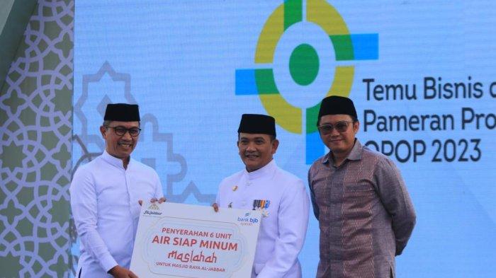 Penyerahan Mesin Air Siap Minum Maslahah tersebut diserahkan oleh Direktur Utama bank bjb syariah, Adang A. Kunandar kepada pengurus DKM Masjid Al Jabbar, Dedi Supandi yang disaksikan sekaligus dicoba langsung oleh Gubernur Provinsi Jawa Barat, M. Ridwan Kamil