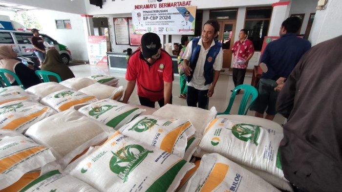 Penyaluran bantuan Bantuan Pangan Cadangan Beras Pemerintah (BP-CBP) kepada masyarakat di Balai Desa Dermayu, Kecamatan Sindang, Kabupaten Indramayu, Kamis (1/2/2024).