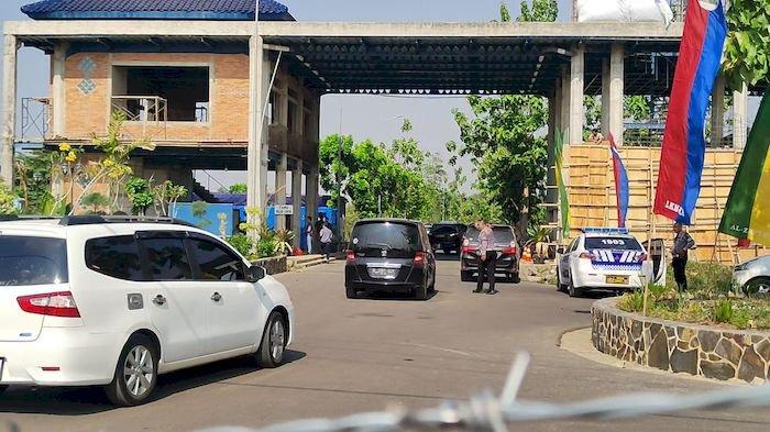 Bareskrim Polri saat masuk ke areal Ponpes Al Zaytun Indramayu, Jumat (4/8/2023).