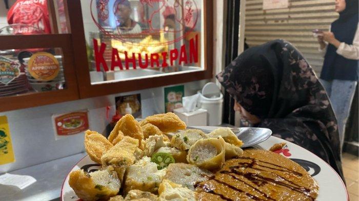 BATAGOR KAHURIPAN - Meski baru membuka kios di Pasar Cihapit, Kota Bandung, setahun terakhir, Batagor Kahuripan langsung jadi primadona.