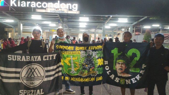 Beberapa Bonek membentang spanduk dukungan bagi tim Persebaya Surabaya, setibanya di Stasiun Kiaracondong, Kota Bandung, Kamis (16/6/2022)
