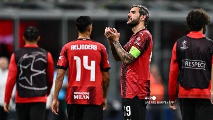 Bek AC Milan, Theo Hernandez memberikan tepuk tangan kepada pendukungnya di akhir laga Liga Champions antara di Milan pada 19 September 2023. AC Milan berbeda nasib dengan Barcelona hingga Manchester City.