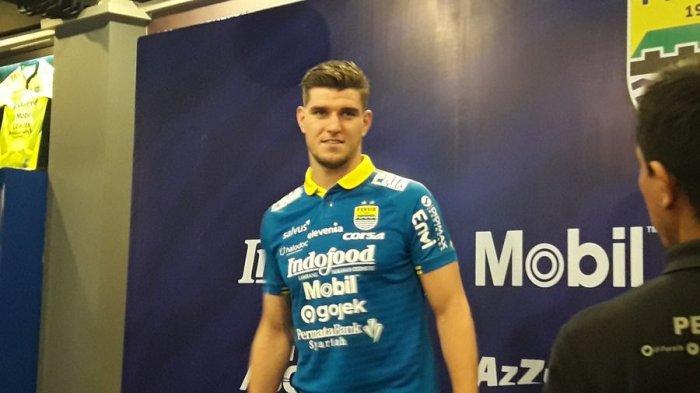 Bek anyar Persib Bandung Nick Kuipers dalam sesi konferensi pers di Graha Persib, Sulanjana No 17, Selasa (20/8/2019).