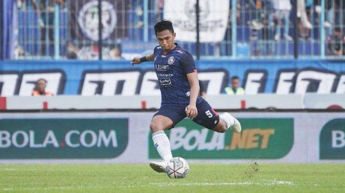 Bek Arema FC Bagas Adi Nugroho berpotensi meninggalkan klubnya, dan disebut-sebut bakal gabung Persib Bandung atau Persebaya Surabaya.