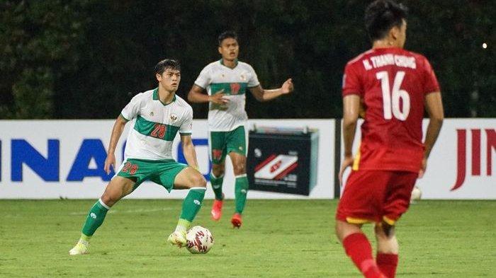 Bek timnas Indonesia Alfeandra Dewangga sedang menguasai bola saat berhadapan dengan Vietnam, Rabu (15/12/2021) malam. (pssi.org)