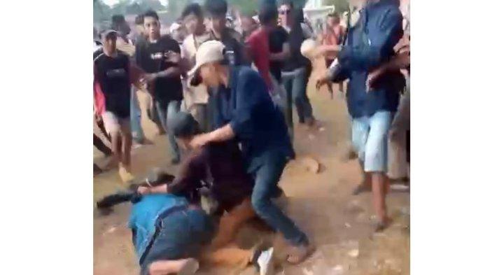 Bentrokan antar supporter dalam laga sepakbola antar kampung di Cibeber, Cianjur, Sabtu (10/8/2024). 1 orang luka berat akibat dibacok di kepala.