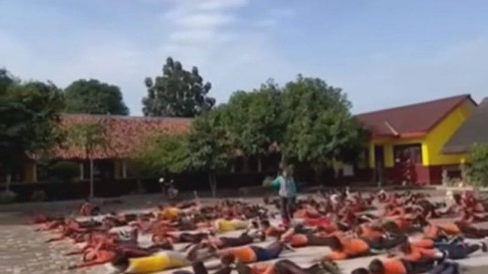 BERENANG DI TANAH - Potongan video siswa berenang di lapangan. Kepala SD Negeri Pinayungan II Teluk Jambe, Kabupaten Karawang, Jawa Barat, Mimi Martiningsih membenarkan video itu ada di lingkungan sekolah mereka. Mimi mengatakan kalau video para murid berenang di lapangan itu merupakan simulasi terhadap pembelajaran renang. 