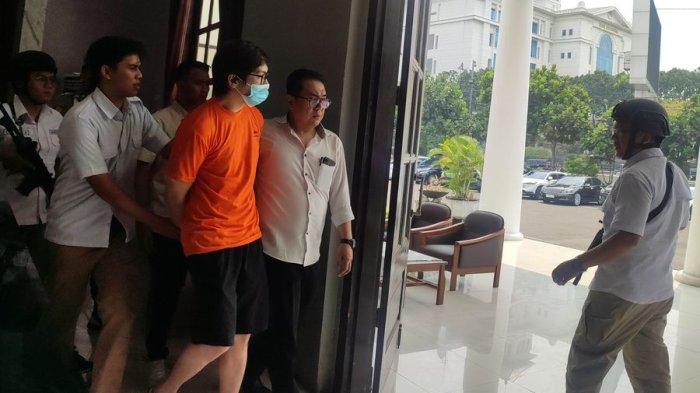Pelaku berinisial SS yang melakukan pengancaman dan penganiayaan terhadap Vissi, seorang dokter gigi di Bandung, diamankan aparat Polrestabes Bandung, Selasa (24/10/2023)