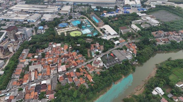 Warga Karawang mengamati perubahan warna air Sungai Citarum