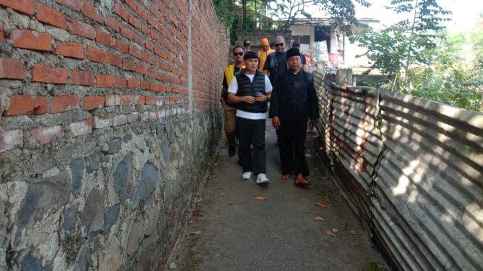 Kang Sugih blusukan masuk ke gang-gang di RW 08 Cijotang