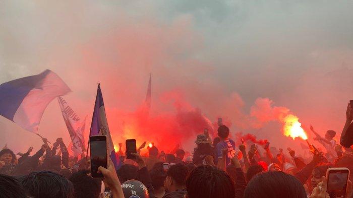 HASIL IMBANG - Bobotoh merayakan hasil imbang 2-2 laga Persija vs Persib di Makodam III Siliwangi, Minggu (16/2/2025).