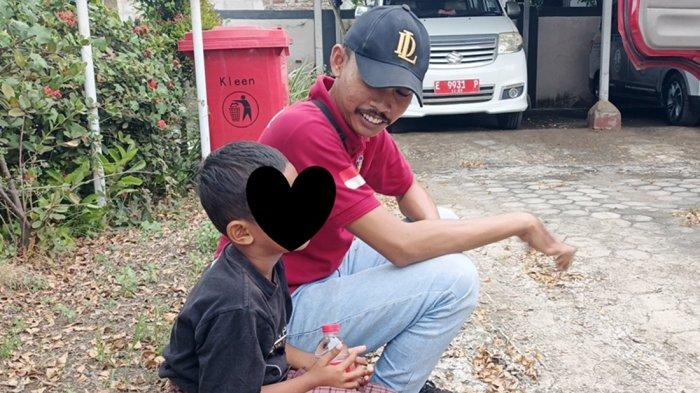 BOCAH TELAN CINCIN - Petugas Damkar saat evakuasi anak yang menelan cincin di Desa Tugu Kidul, Kecamatan Sliyeg, Indramayu, Minggu (13/7/2025).