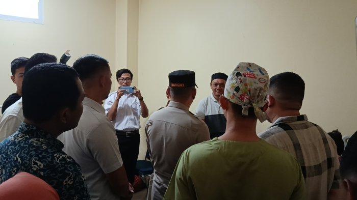 BOCAH MAIN API - Kapolres Cirebon Kota, AKBP Eko Iskandar saat menjenguk korban tersambar api akibat cairan alkohol di RSD Gunung Jati Cirebon, Rabu 9 April 2025.