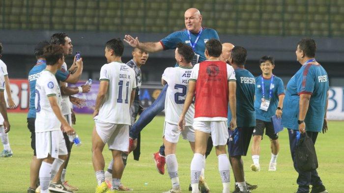 Para pemain Persib Bandung merayakan kemenangan 2-1 atas tuan rumah Bhayangkara FC bersama pelatih mereka, Bojan Hodak. Persib menang di pertandingan Liga 1 2023/2024 di Stadion Patriot Candrabhaga, Bekasi, Sabtu (23/9).