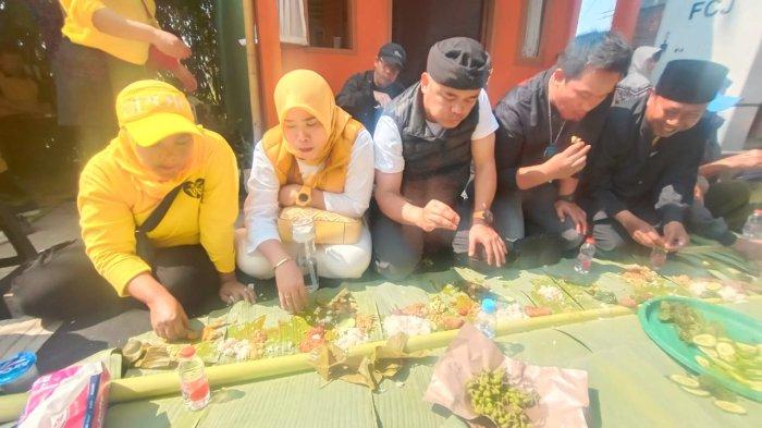 Kang Sugih dan istri Nina Herlina botram nasil liwet bareng warga di RW 08 Cijotang