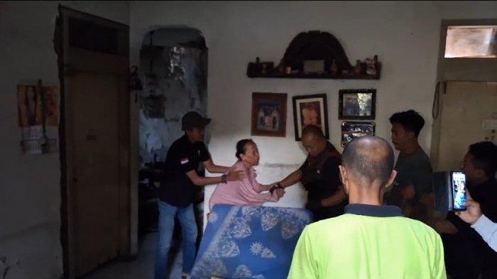 Bu Guritno saat akan dievakuasi dari rumahnya di Sukamenah Indah yang terbengkalai, Senin (2/10/2023).