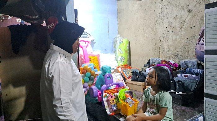 Menteri Sosial Tris Rismaharini bertemu Nurin anak SD penjual keripik di Jalan Gotong Royong Gang Kecana RT.04, RW.03 Kelurahan Gunungpuyuh, Kecamatan Gunungpuyuh, Kota Sukabumi.