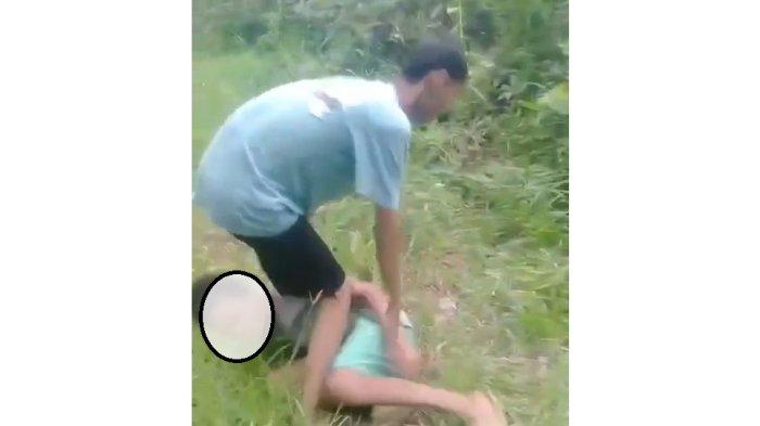 Tangkapan layar bocah 12 tahun di Kabupaten Cirebon, Jawa Barat menjadi korban bullying di sebuah kebun dekat Pasar Sumber, Kabupaten Cirebon.