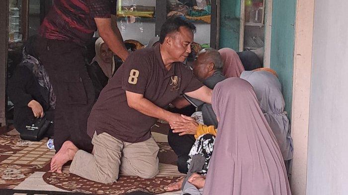 Penjabat Bupati Sumedang, Herman Suryatman datang bertakziah ke rumah Budi Rahayu (30), Anggota KPPS di Desa Padasuka, Kecamatan Sumedang Utara, Kabupaten Sumedang yang meninggal dunia pasca-Pemilu 2024, Minggu (18/2/2024).