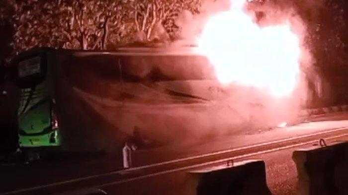 Bus Karunia Bakti terbakar hebat di Jalan Ciganea, Desa Mekargalih, Kecamatan Jatiluhur, Kabupaten Purwakarta, Jawa Barat pada Senin (7/8/2023) malam.