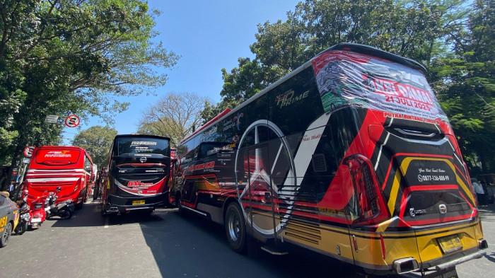 DEMO PEKERJA WISATA - Sejumlah bus terlihat parkir di Jalan Diponegoro saat pekerja pariwisata unjuk rasa di Gedung Sate, Senin (21/7/2025).