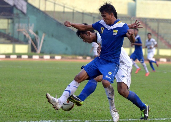 Pemain Persib Bandung U-21 Rudiana (kanan) berebut bola dengan pemain Pelita Bandung Raya U-21 Isna saat pertandingan Liga Super Indonesia di Stadion Siliwangi, Bandung, Sabtu (4/5). Pertandingan di menangkan Persib Bandung U-21 dengan skor (1-0).