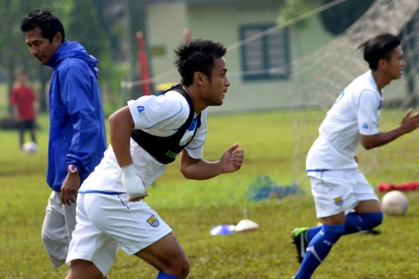 Pemain Persib Bandung Agung Pribadi (tengah) bersama rekannya melakukan sprint saat mengikuti latihan di Lapangan Pusdik Pom, Cimahi, Kamis (9/5). Pelatih fisik Dino Sefriyanto menggembleng kondisi fisik pemain persiapan tanding lawan Persela Lamongan, Minggu (12/5).