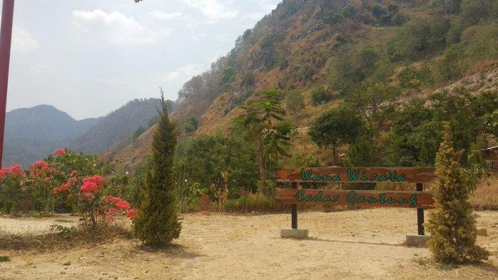 Cadas Gantung, satu di antara objek wisata populer di wilayah Kecamatan Leuwimunding, Kabupaten Majalengka, Jawa Barat.