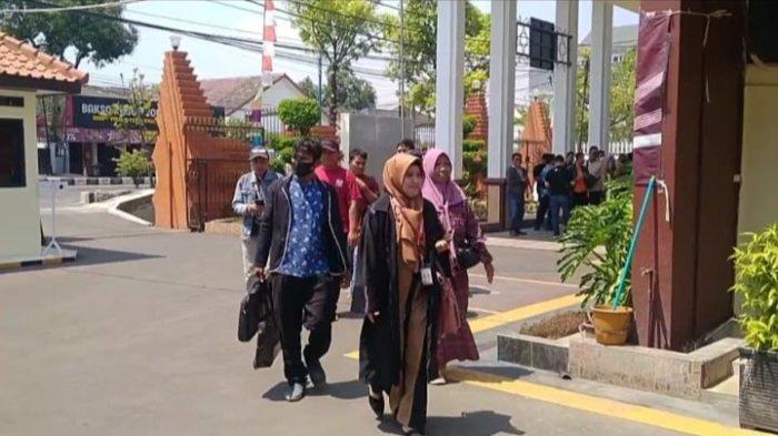 Sebanyak 129 calon Tenaga Kerja Indonesia (TKI) asal Cirebon, Jawa Barat diduga menjadi korban penipuan yang dilakukan oleh oknum pencatut nama sebuah perusahaan penyaluran tenaga kerja di Kabupaten Cirebon./ Perwakilan korban mendatangi Pengadilan Negeri Cirebon untuk meminta pengajuan sidang penyitaan aset agar uang yang telah disetorkan ke pelaku bisa kembali.