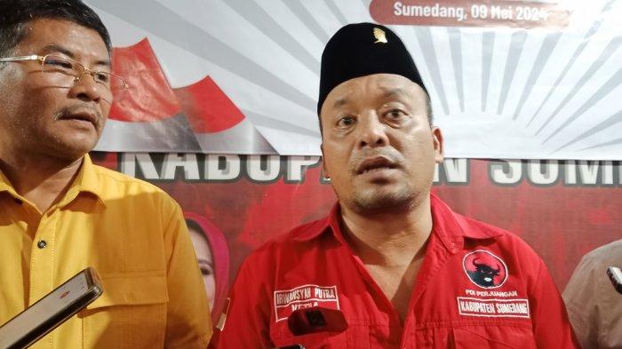Ketua DPC PDIP Sumedang, Irwansyah Putra, sekaligus yang kemungkinan diusung sebagai bacawabup saat diwawancara Tribun Jabar.id, di kantor DPC PDIP Sumedang, Kamis (9/5/2024).
