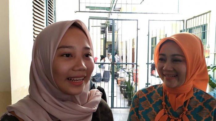 Camillia Laetitia Azzahra (kiri) daftar ulang bersama Atalia Kamil, ibunya di SMAN 3 Bandung, Senin (1/7/2019).