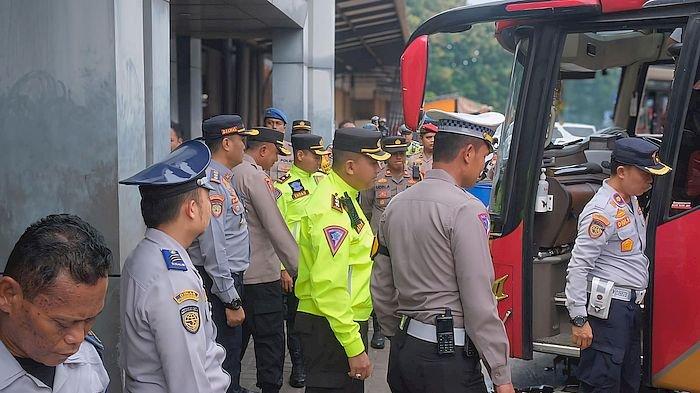 Kapolres Subang AKBP Ariek Indra Sentanu memimpin langsung pengecekan kendaraan dan kesehatan pengemudi bus angkutan pemudik di Tol Cipali Rest Area KM 102-A, Senin (8/4/2024).