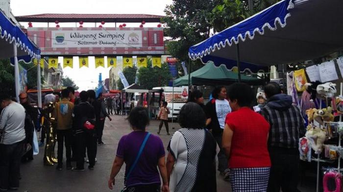 Pengunjung memasuki gerbang acara Cibadak Culinary Day and Night 2015 yang berada di ruas Jalan Cibadak menuju arah Astanaanyar, Sabtu (24/10/2015).